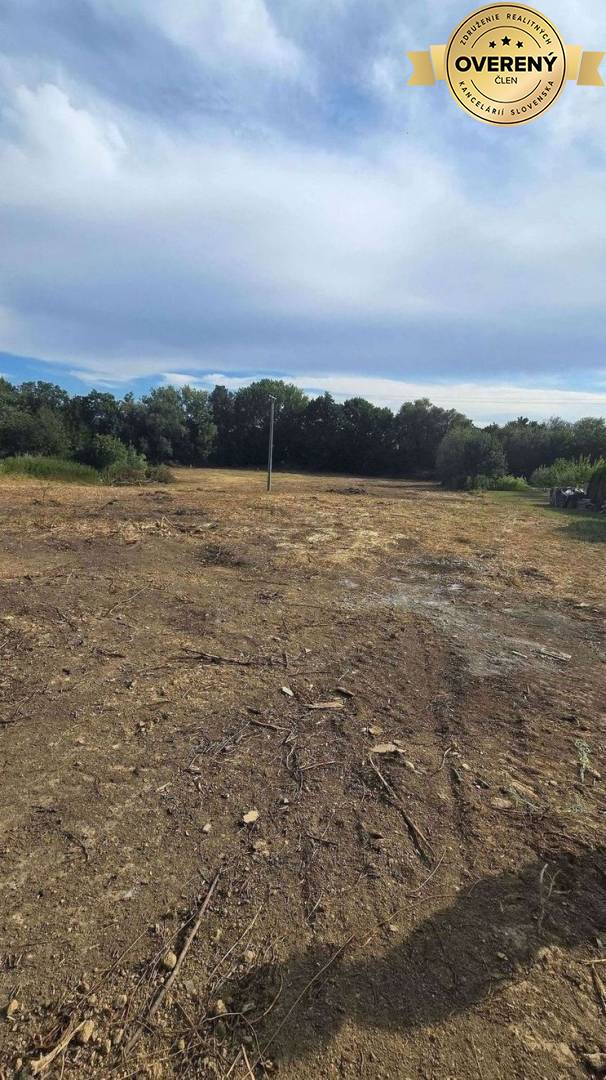 EXKLUZÍVNE NA PREDAJ Veľký, slnečný pozemok s potokom v Dolnej Krupej