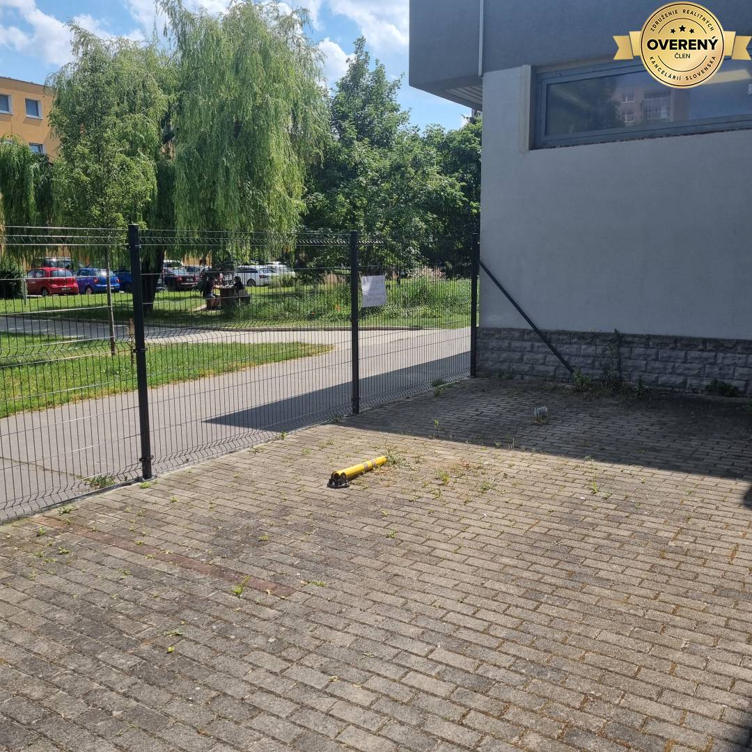 Na prenájom parkovacie miesto v oplotenom areáli na Poštovej ulici!!